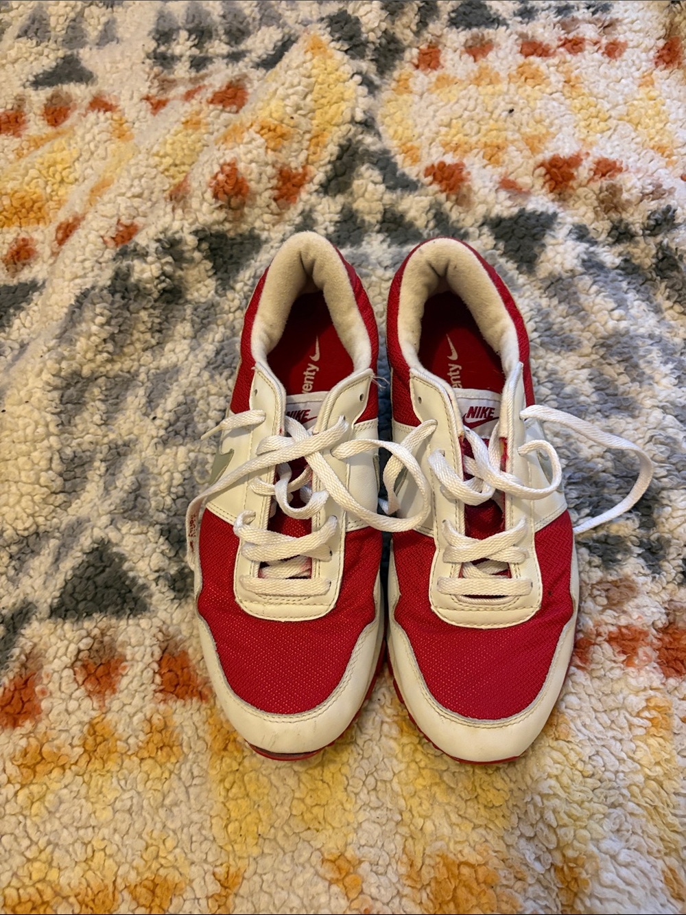 Nike Women’s Red and White Low-Profile Runner Sneakers 9.5 - Picture 3 of 6
